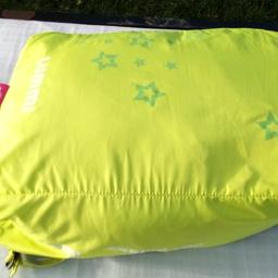 Kids pod glow in the dark sleeping 😴 bag
Comes in its own bag
2 season
size 165 x 82.5 cms
weight 1.15kg
Would suit teenager too as a glow warm design so fun element.

Great standby for sleepover or having a variety of sleeping bags when camping, so keeping their interest.
Great condition as wash, clean & dried by a professional.

Local collection preferred or can be posted out at extra costs.

Cheers 🥂