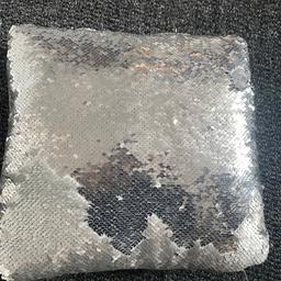 grey sequined silver sequin bed cushion, approx. size 12" x 12"

Very good condition

From smoke free home
Available for collection toon Blackpool or postage