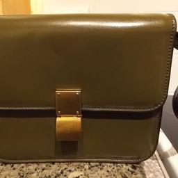 Olive Green Leather Box Handbag.
Some slight tarnishing to clasp and strap extenders, shown on photos.