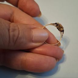 Sehr Schöner und alter Ring aus 585er echt Gold Größe 17. Das Gewicht beträgt 1,87Gramm mit einem kleinen Schönen Stein verziert 

Wie auf den Bildern zu sehen ist in einem sehr guten Zustand.