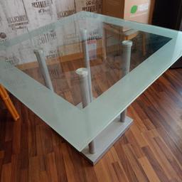 Biete hier einen schönen Esstisch Glas Milchglas mit Alu Gestell
Maße sind 1 Meter x 1 Meter quadratisch. Diagonale 1,40 Meter, Höhe 75 cm.