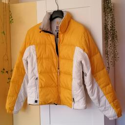 Ich verkaufe hier eine hochwertige Skijacke / Outdoor Jacke Größe 38 von der Firma Burton. Sie ist in einem sehr guten Zustand und sehr warm! Bei Interesse gerne melden..