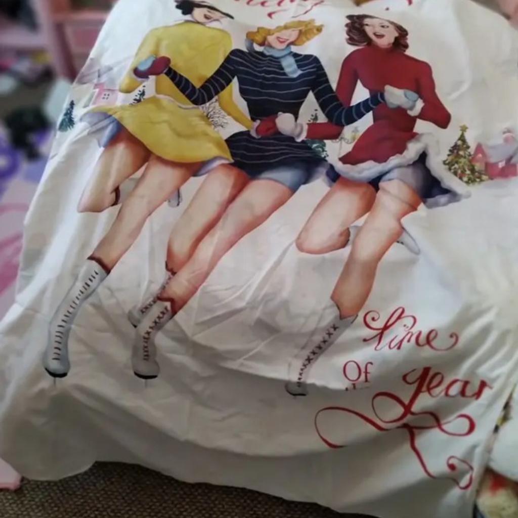 Comes with two pillow case. it's reversible so big picture one side and little pictures the other. Pillow cases are the little picture. Never used no tags. Also selling a single size.