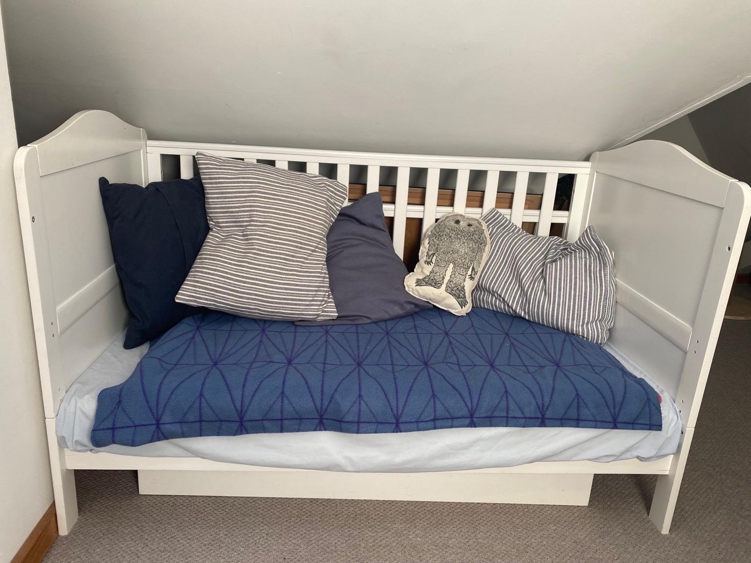 Cot bed with draw underneath in N8 London für £ 25,00 zum Verkauf