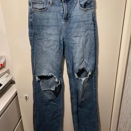 Hi and welcome to gorgeous looking ladies Hollister Vintage High Rise Ripped Baggy Jeans Size W26-L31 in perfect condition thanks