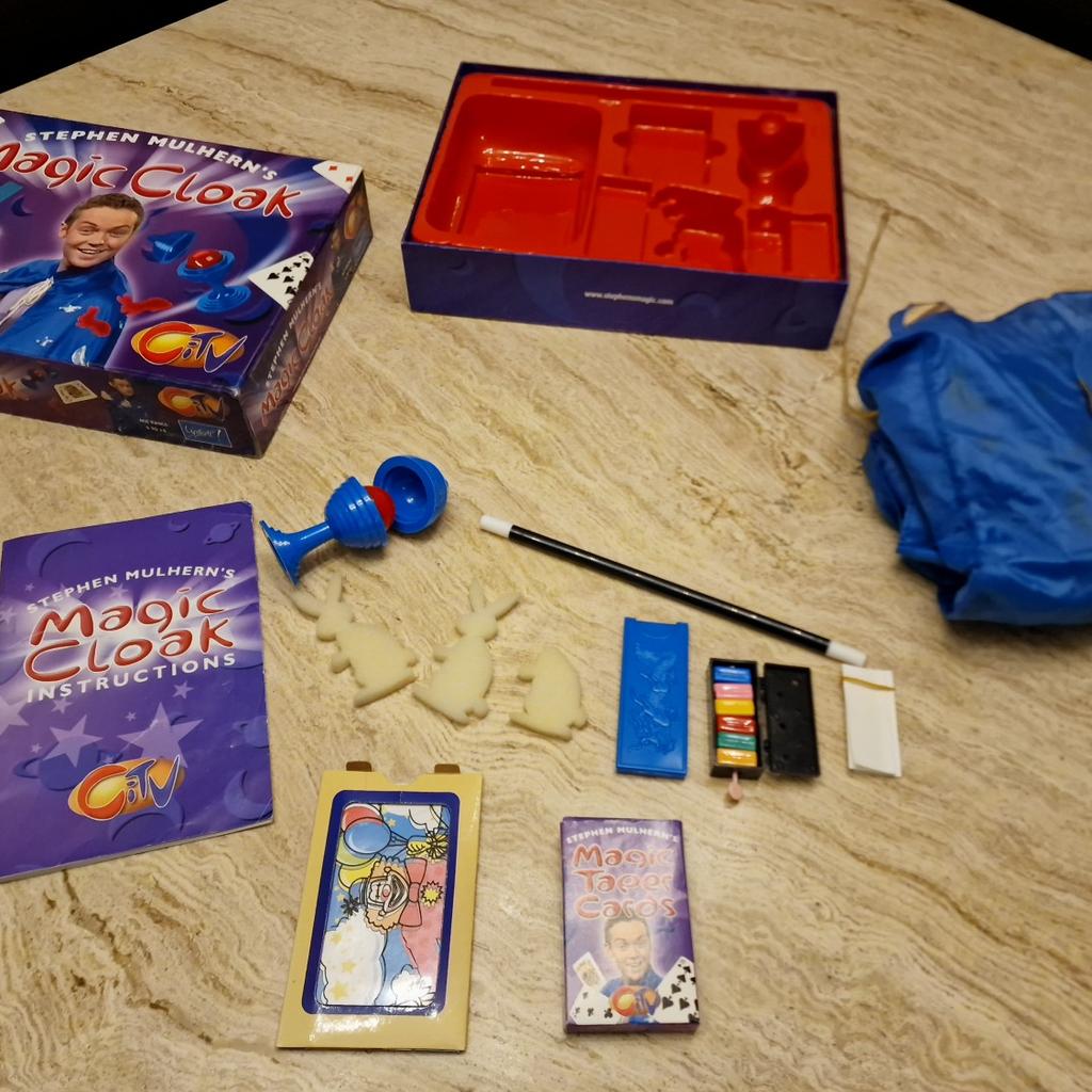 Stephen Mulhern Magic set
Great for kids aged 5 upwards
Cloak and wand included
One of the foam bunnies has torn but doesn't affect use.
Smoke and pet free home