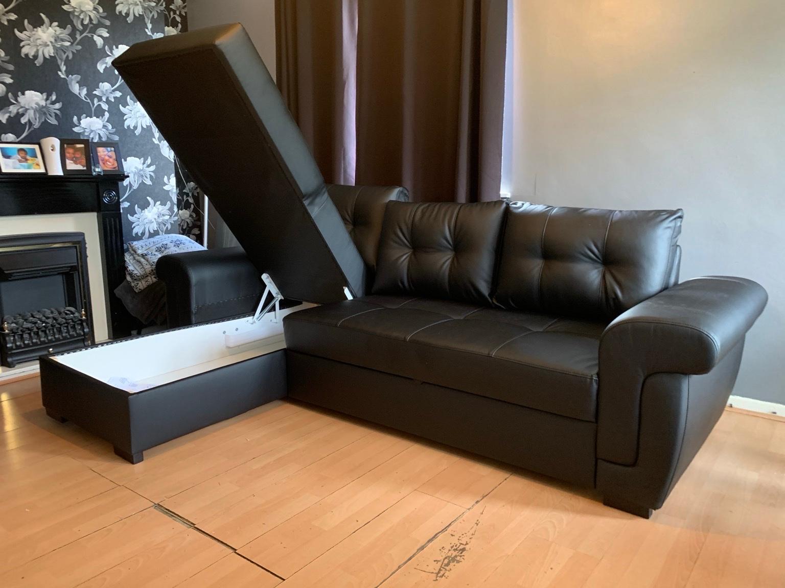 BLACK COLOUR IN LEATHER CORNER SOFA BED in SW17 London für £ 549,00 zum