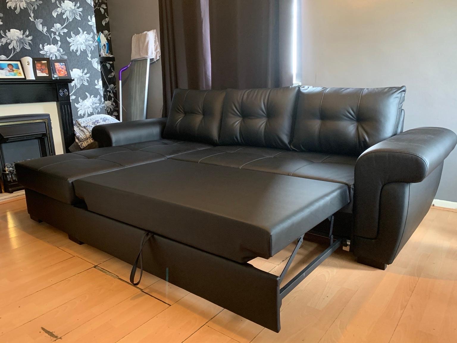 BLACK COLOUR IN LEATHER CORNER SOFA BED in SW17 London für £ 549,00 zum
