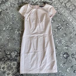 Wunderschönes rosèfarbenes Kleid von Montego in Größe 40. Es wurde nur einmal zu einer Hochzeit getragen, ist also noch makellos. Dazu passt auch ein schmaler Taillengürtel. Das Kleid hat an der Rückseite einen kleinen Schlitz für mehr Beinfreiheit.