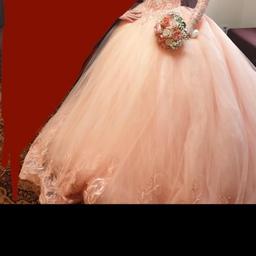 Ich verkaufe mein Verlobungskleid in der Farbe Rose/Lachs.
In der Größe 34, die Ärmel kann man abmachen.
Das Kleid ist hinten zum schnüre.
Kann gerne besichtigt werden und natürlich auch anprobiert werden.
Bei Fragen einfach melden :)
VB