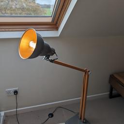 Floor lamp with foot on/off button. Adjustable hinges for different heights.
Bulb not included.