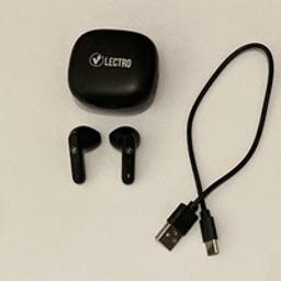 Zum Verkauf stehen Lectro Bluetooth 5.1 Earbuds Kopfhörer Kabellos Wireless Earphone In-Ear Ohrhörer Sport Stereo Headsets Zubehör: Ladebox und Ladekabel unbenutzt Der Verkauf erfolgt unter Ausschluss jeglicher Gewährleistung Privatverkauf keine Rücknahme, keine Garantie und kein Umtausch.Für den Versand sind extra 3,00€ zu bezahlen