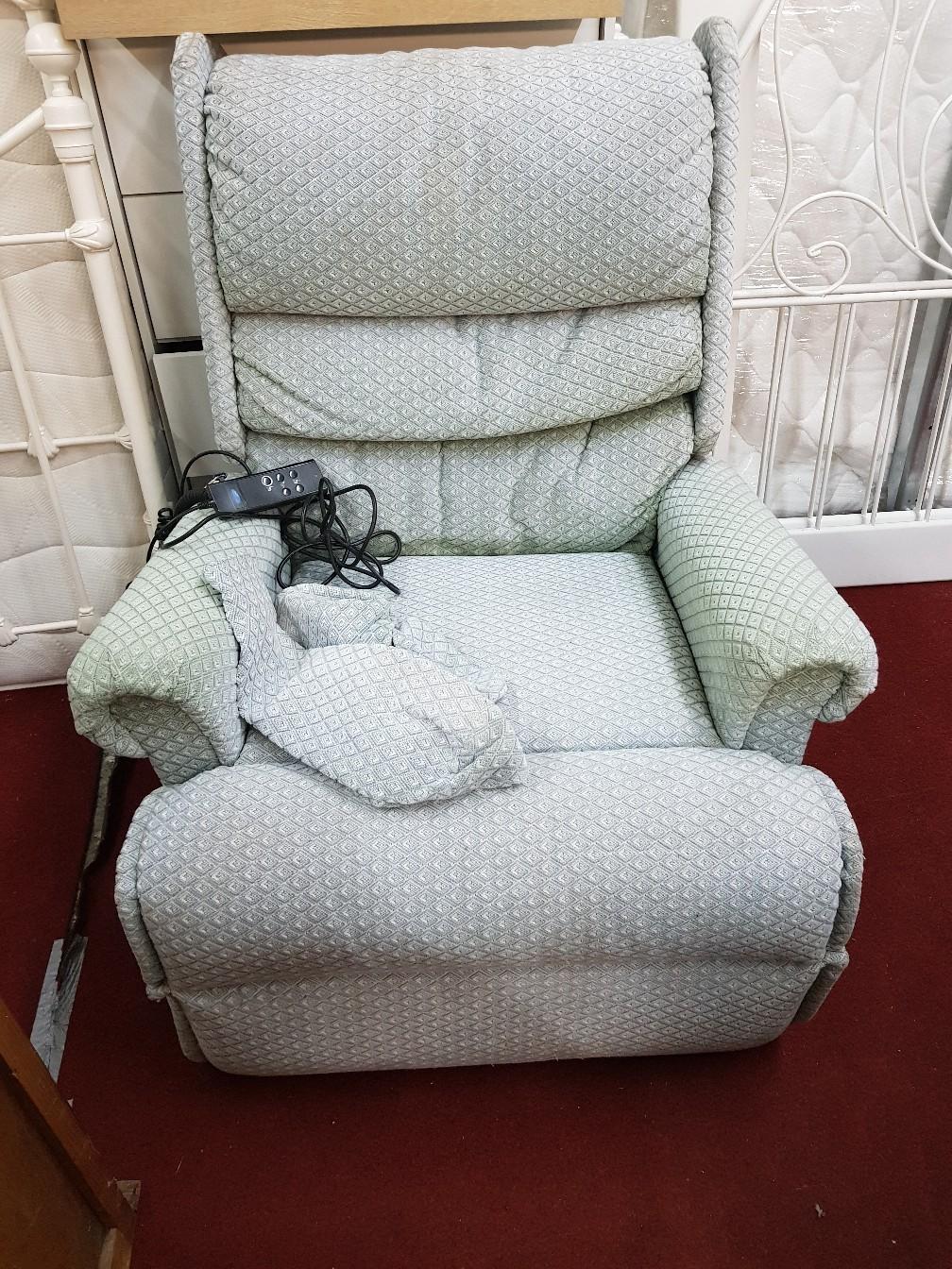 Extra large and wide riser recliner armchair in B38 Birmingham für 200