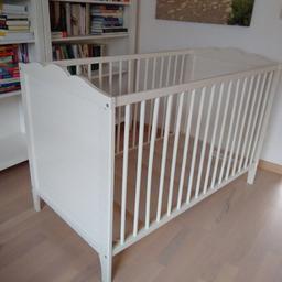 Kinder Gitterbett bzw. Babybett. Ausführung in Holz Farbe weis. Abmessungen 120x60 cm 60 hoch
Ohne Matratze. Ist aktuell abgebaut.