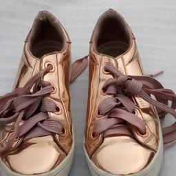 Skechers Street Liquid Bling Rose Gold Metallic Sneakers Size UK 6 Ribbon Laces!

Style SN958

Very unique & will attract attention as can easily be cleaned, but no time.  

Local collection preferred or can be posted out at extra costs.