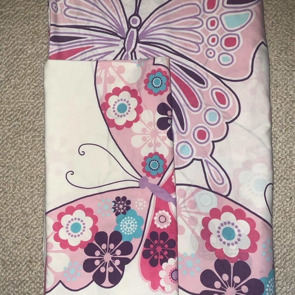 I have for sale a girls pretty butterfly duvet and pillowcase set for a single bed

Good worn condtion
Please see my other listings for more great offers