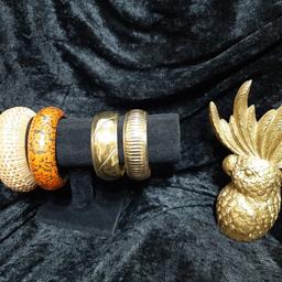 4 bangles good condition,  beautiful hand painted wooden orange brown and gold flowers, 2 brass gold tone and 1 rattan wood and brass inner bangle. Collection or delivery please look at my other listing lots of bargains huge clearance. gold parrots not included.