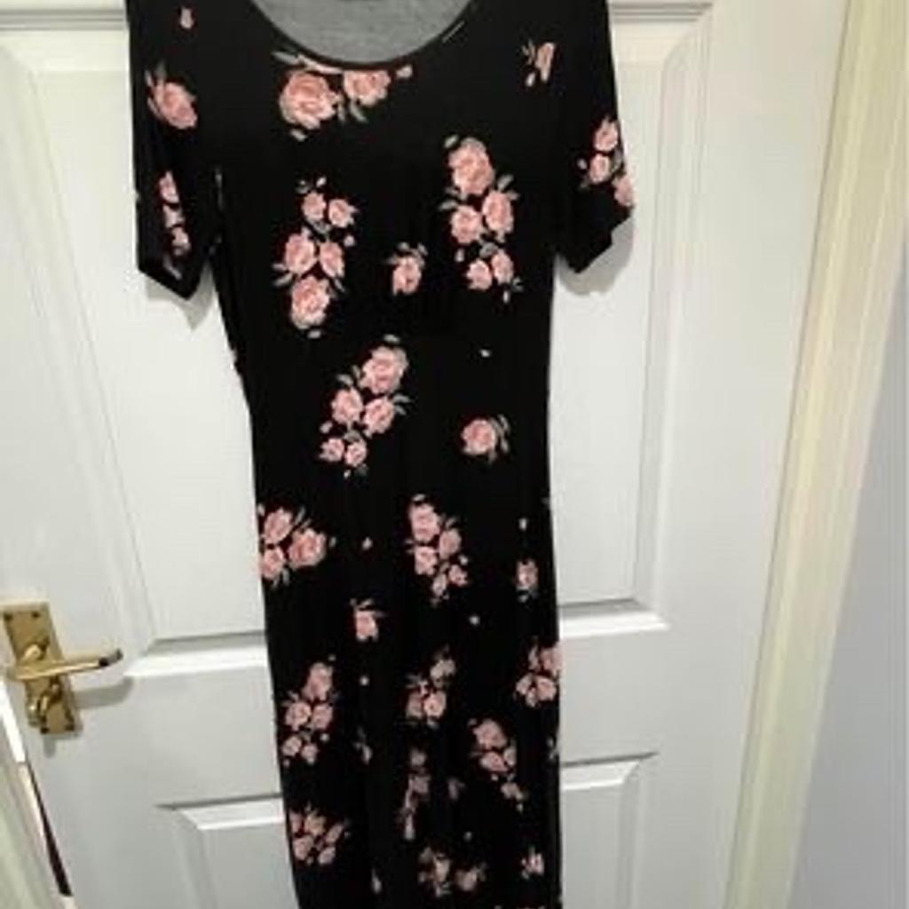 From a pet and smoke free home. Cash on collection from Ingleby Barwick. Item listed on Vinted if delivery is required.

Check my listings for other petite dresses.