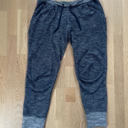 Bequeme Pyjamahose bzw lockere Jogginghose
Weiß-dunkelblau-meliert
7/8 Beine
2 seitliche Taschen