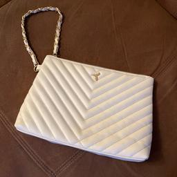 Brand new with tags removed, but never used.
Winter white and gold clutch, or can also be used as a make up bag.
Was £20 new from Next.
Happy to post.