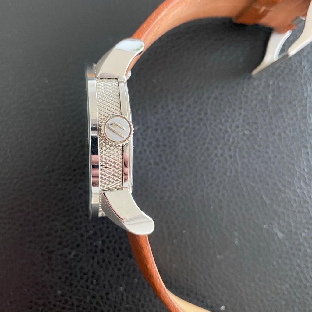 Die Uhr von DIESEL - only the brave ist noch wie neu und in einem sehr guten Zustand - selten getragen.

Zu dieser Uhr erhaltet ihr die originale Geschenkverpackung kostenfrei dazu.

Nummer: DZ-1513.111311

Größe Durchmesser Ziffernblatt: 46 mm

Das Armband besteht aus Genuine Leather. Die Uhr stammt aus einem Nichtraucher und tierfreiem Haushalt.

Gegen einen Aufpreis von 10 EUR wird vorab außerdem eine neue Batterie vom Uhrenmacher eingesetzt, da aktuell die Batterie der Uhr leer ist.

Versand und Abholung sind möglich. Die Versandkosten betragen 4,90 EUR.

Beim Kauf von mehreren Artikeln ist ein Paketpreis möglich.