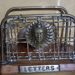 antique brass and oak letter rack
in good antique condition. would have had a back mesh originally. presumed William tonks. see images for details. very rare decorative item. combined post available.