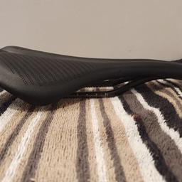 Hi full carbon fibre saddle 143mm wide 270mm long super ultra light only 140gm collection or ship if add is live its still available thanks.