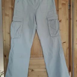 Kaum getragen, angenehmer dünner Jeans Stoff,beige,mit Taschen auf den Oberschenkel,Marke" Bershka",
NP 40,00
