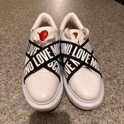 Originale Love Moschino Sneaker in weiß mit schwarz-weißem Muster. Ein paar Mal getragen, sind aber im super Zustand weil ich sie ständig gepflegt und geputzt habe. Sind zu klein geworden. Originalpreis: 200€.