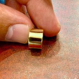 ein sehr schöner Ohrring aus
echtem Gold 585 von Hand gearbeitet
gestempelt!
breit 8 mm ; ø 13,5 mm