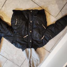 Die Geox Jacke ist wie neu einpaar mal getragen  wurde sehr gut gepflegt hat keine flecken keine gebrauchspuren. Für Kinder neu preis 179€