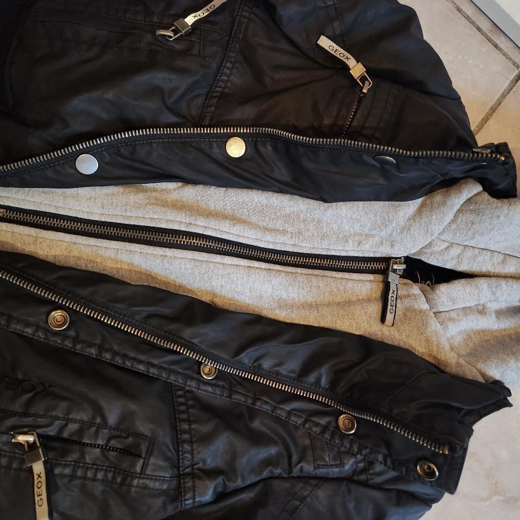 Die Geox Jacke ist wie neu einpaar mal getragen wurde sehr gut gepflegt hat keine flecken keine gebrauchspuren. Für Kinder neu preis 179€