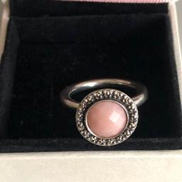 Verkaufe Pandora Ring mit rosa Opal. Absoluter Eyecatcher! Der Neupreis lag bei 119,00 EUR und ist im Pandora-Shop nicht mehr erhältlich. Bei Versand fallen extra Kosten an (nur versicherter Versand). Privatverkauf - keine Rücknahme, Garantie oder Gewährleistung. Habe auch andere schöne Sachen.
