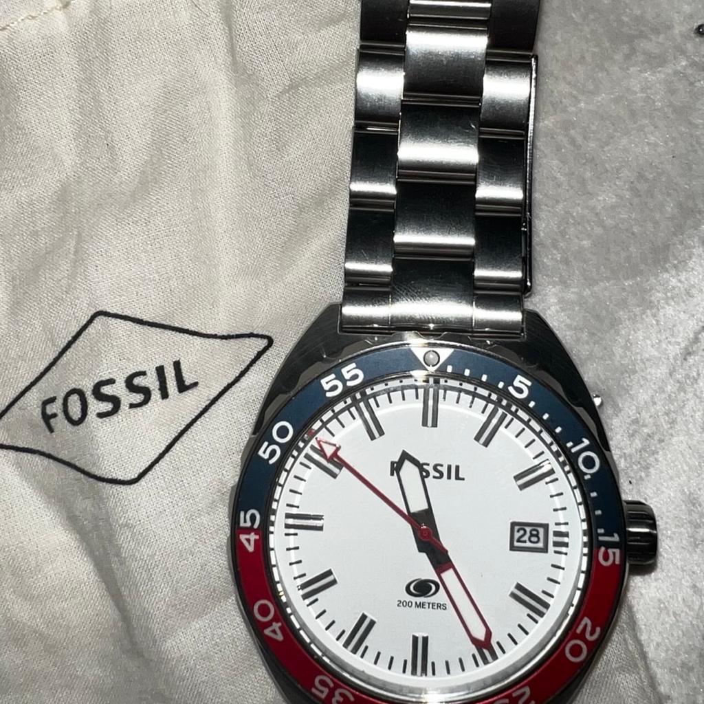 Verkaufe eine NEUE und ungetragene Fossil Herren Armbanduhr 5049, in Edelstahl, Rot und Schwarz mit Datumsanzeige.
Im Store Ausverkauft. Neupreis € 159,00
Mit Garantie, Metalldose und Beutel von Fossil.
Das perfekte Weihnachtsgeschenk.
Versand möglich gegen Aufpreis.