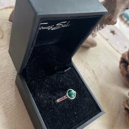 Biete hier einen wunderschönen Ring an .... mit ist er leider zu klein habe ihn geschenkt bekommen.
Schöner grüner Stein