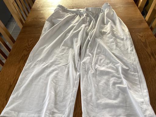 Buy & Sell - Photos for Cut off white trousers 18/20
