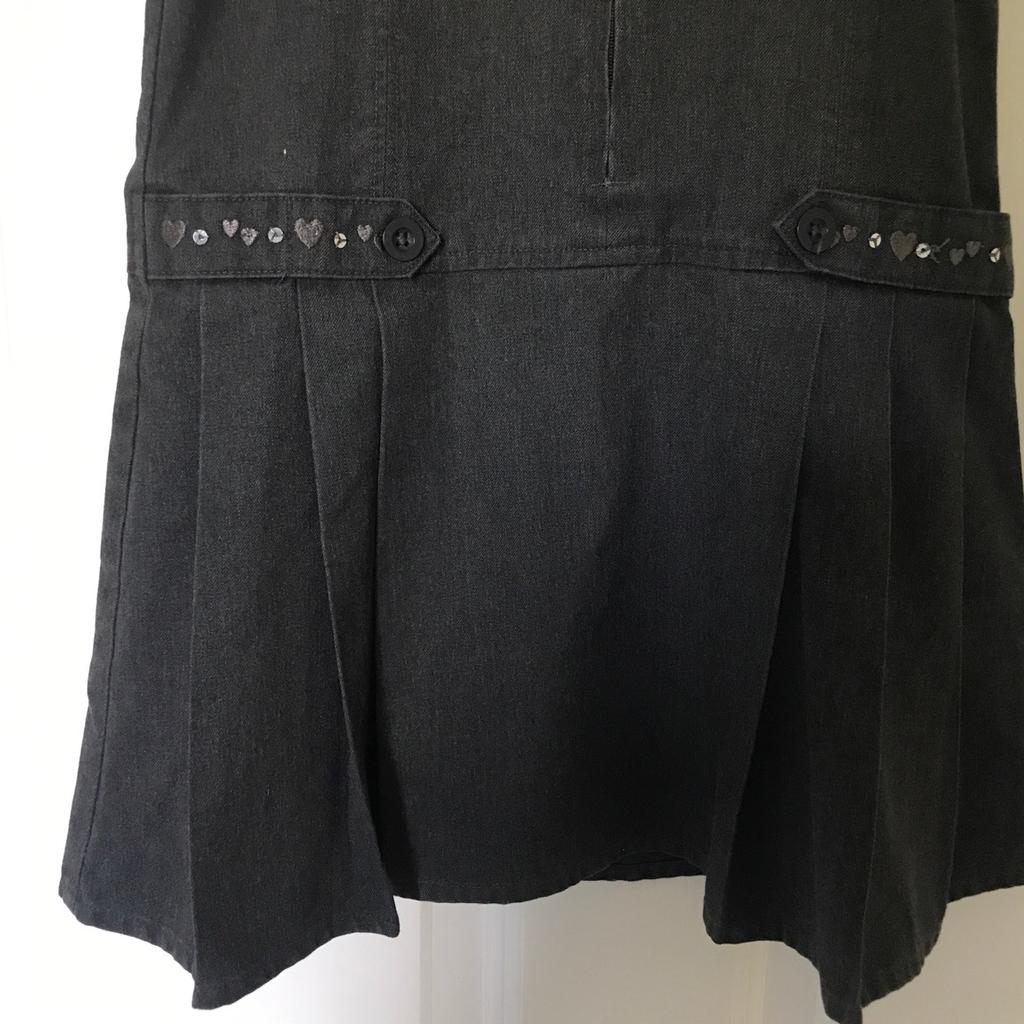 💥💥 OUR PRICE IS JUST £2 💥💥

Preloved girls school pinafore dress in grey

Age: 5 years
Brand: Next
Condition: like new hardly worn

All our preloved school uniform items have been washed in non bio, laundry cleanser & non bio napisan for peace of mind

Collection is available from the Bradford BD4/BD5 area off rooley lane (we have no shop)

Delivery available for fuel costs

We do post if postage costs are paid For (we only send tracked/signed for)

No Shpock wallet sorry