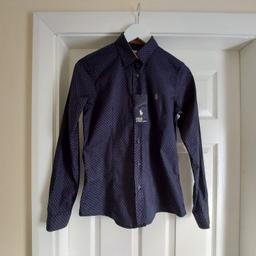 Shirt “ Polo by Ralph Lauren“ Slim Fit

 Dark Navy Mix Colour

New With Tags

Actual size: cm

Length: 66 cm

Length: 37 cm from armpit side

Width shoulder: 35 cm

Length sleeves: 62 cm

Volume hand: 36 cm

Breast volume: 85 cm – 90 cm

Volume waist: 80 cm – 82 cm

Volume hips: 80 cm – 82 cm

Size: S

100 % Cotton

Made in USA