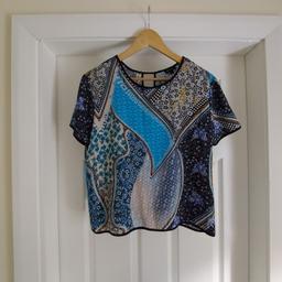 Blouse"River Island"

Blue – Print Colour

 New With Tags

Actual size: cm and m

Length: 52 cm front

Length: 54 cm back

Length: 32 cm from armpit side

Shoulder width: 43 cm

Length sleeves: 17 cm

Volume hands: 36 cm

Volume chest: 99 cm – 1.00 m

Volume waist: 99 cm – 1.01 m

Volume hips: 1.02 m – 1.04 m

Size: 10 (UK) Eur 36

Main: 97 % Polyester
 3 % Elastane

Contrast: 100 % Polyester

Made in Romania

Retail Price £ 25.00