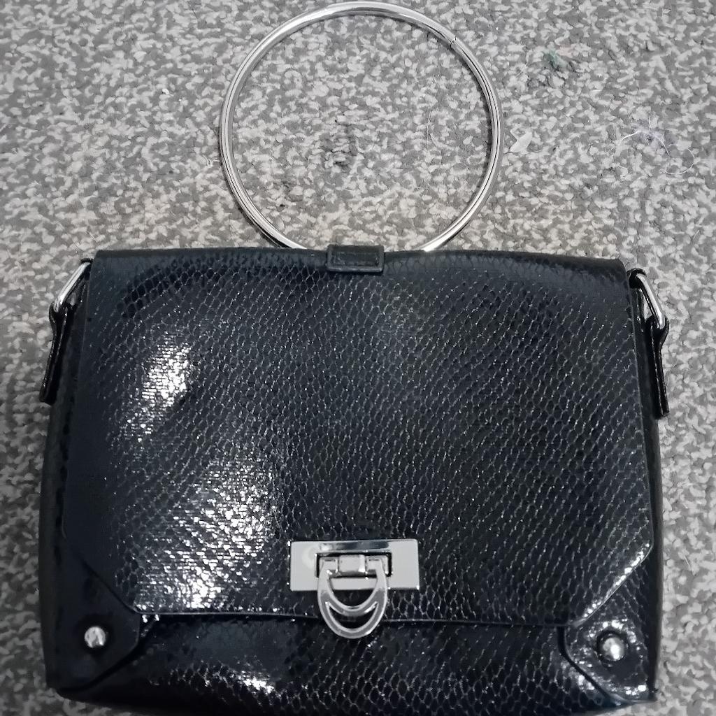 Black Bag with silver coloured handle
Also comes with a shoulder strap
Great Condition