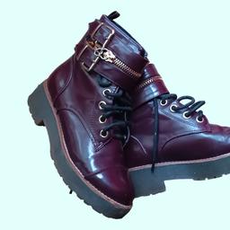 RiverIsland burgundy chunky buckle and zip boots
Size 4
#riverisland #buckleboots