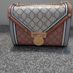 River Island Bag
Ri Monigram Print
Shoulder strap or can be pulled through for handbag style also
Used only once so it's in perfect condition