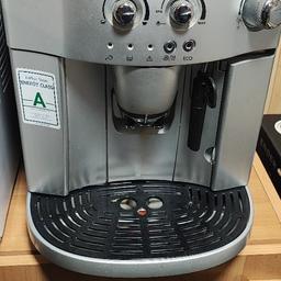 Kaffeevollautomat Magnifica ESAM 4200.S
• Cappuccino-Aufschäumdüse.
• Komplett von vorne zu bedienen.
• Kompakte herausnehmbare Brühgruppe.
• Leicht herausnehmbarer Wasserbehälter (1,8 l).
• Bohnenbehälter (200 g).