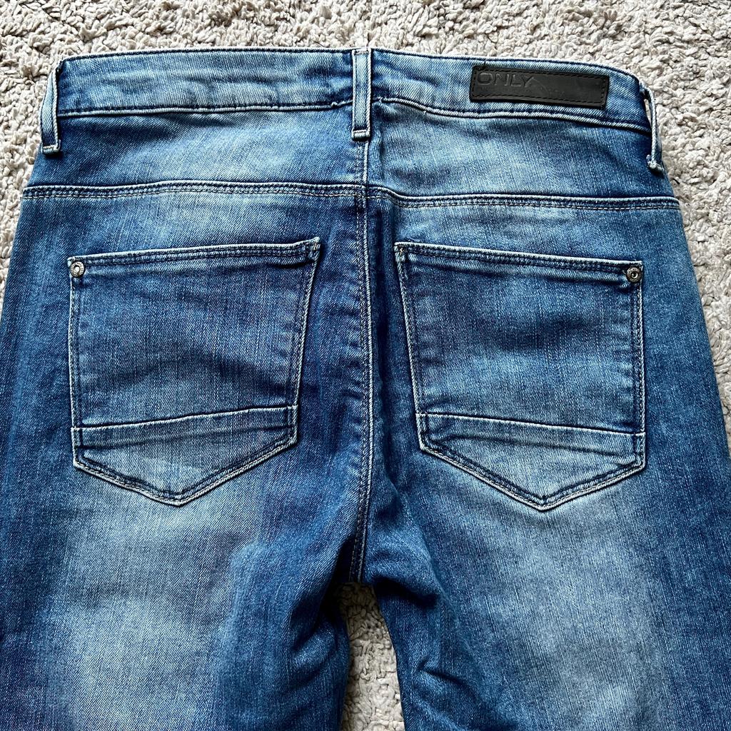 Schöne, schmale Jeans von Only in mittelblau mit leichter Waschung. Die Hose hat praktische Reißverschlüsse am Bein wodurch das an- und außziehen super erleichtert wird. Sie trägt sich durch ihren Stretchanteil sehr bequem, enganliegend und bleib dadurch super in Form. Die Hose hat keine Gebrauchsspuren und ist absolut neuwertig. Die Größe ist eine 28. Genaue Maße können gerne, jederzeit angefragt werden, weitere Fragen werden schnellstmöglich beantwortet.

Bei weiteren Fragen können Sie mir gerne eine Nachricht zukommen lassen.
Die Verpackungs & Versandkosten betragen 3€.

Da es sich hierbei um einen Privatverkauf handelt besteht kein Anspruch auf Garantie, der Umtausch ist ausgeschlossen.
Eine Abholung ist leider nicht möglich.