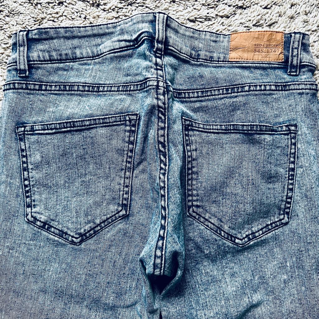 Tolle used Jeans in einem spannenden Blanton. Sie hat Risse an den Knien und eine tolle melierte Waschung. Die Hose ist wie neu und hat keine Gebrauchsspuren. Genaue Maße können gerne, jederzeit angefragt werden, weitere Fragen werden schnellstmöglich beantwortet.

Bei weiteren Fragen können Sie mir gerne eine Nachricht zukommen lassen.
Die Verpackungs & Versandkosten betragen 3€.

Da es sich hierbei um einen Privatverkauf handelt besteht kein Anspruch auf Garantie, der Umtausch ist ausgeschlossen.
Eine Abholung ist leider nicht möglich.