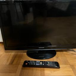 Verkauft wird ein Fernseher von Samsung Model: T24D310ES. Fernseher funktioniert einwandfrei mit Fernbedienung.

Technische Daten zum Fernseher:
Bildschirmdiagonale:	24 Zoll (inch)
Auflösung:	1366 x 768
Seitenverhältnis:	16:9
Helligkeit:	250 cd/qm
Bildformate:	Breitbild, 4:3, 16:9 Kino, Auto Format
Technologie:	LCD
Gehäusefarbe:	schwarz
Tuner:	Antenne/Kabel, DVB-T, DVB-C, DVB-C HD, DVB-S, DVB-S2 (HD)
Radiofunktion:	Nein
Gewicht:	4,2 kg
Netzteil:	extern
Signaleingänge:	2x HDMI (digital)

Kein Versand.

Keine Rücknahme, keine Garantie, keine Gewährleistung und keinen Umtausch, da Privatverkauf.