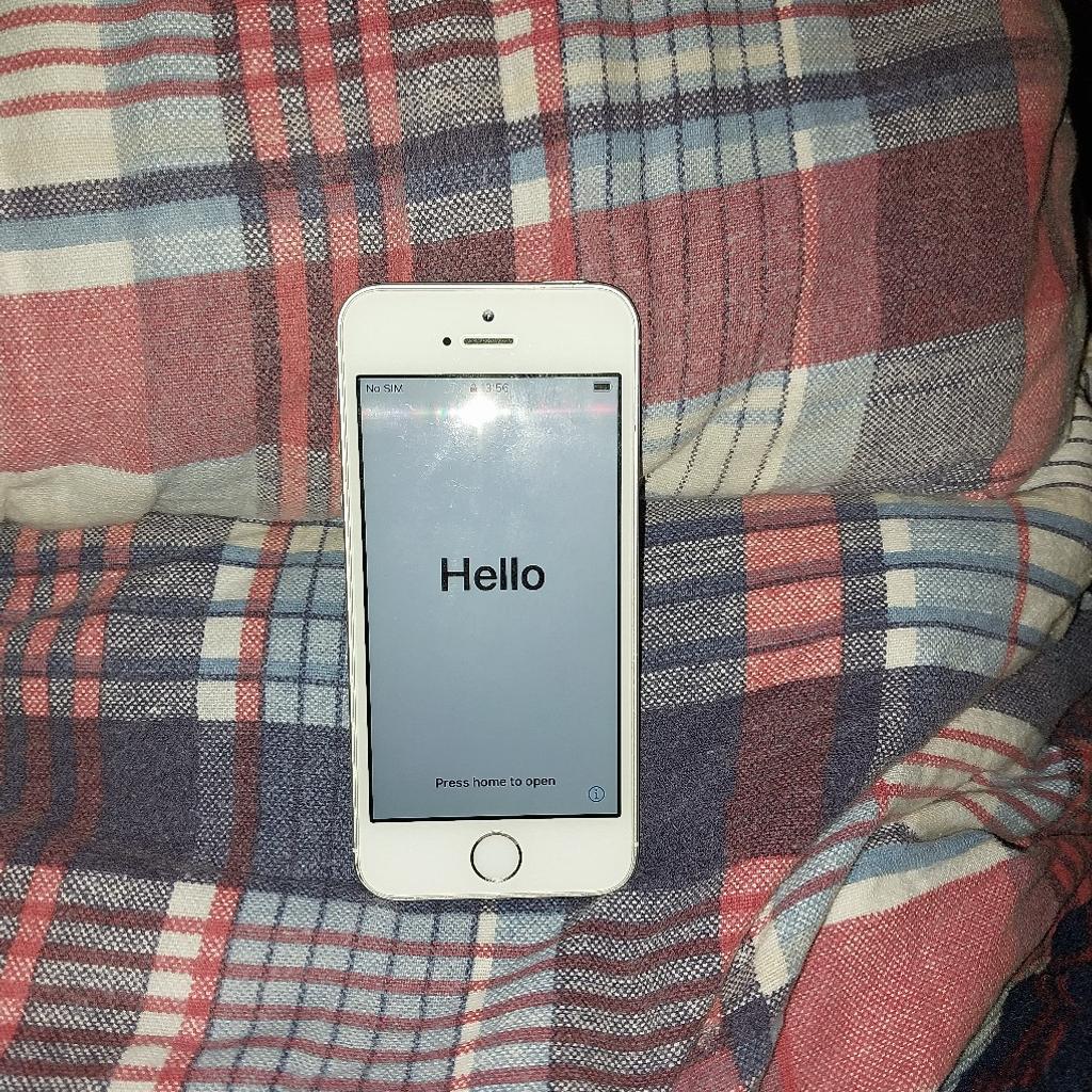 Iphone SE white very good condition no scratches marks as you can see from the pictures.i will accept the ono.