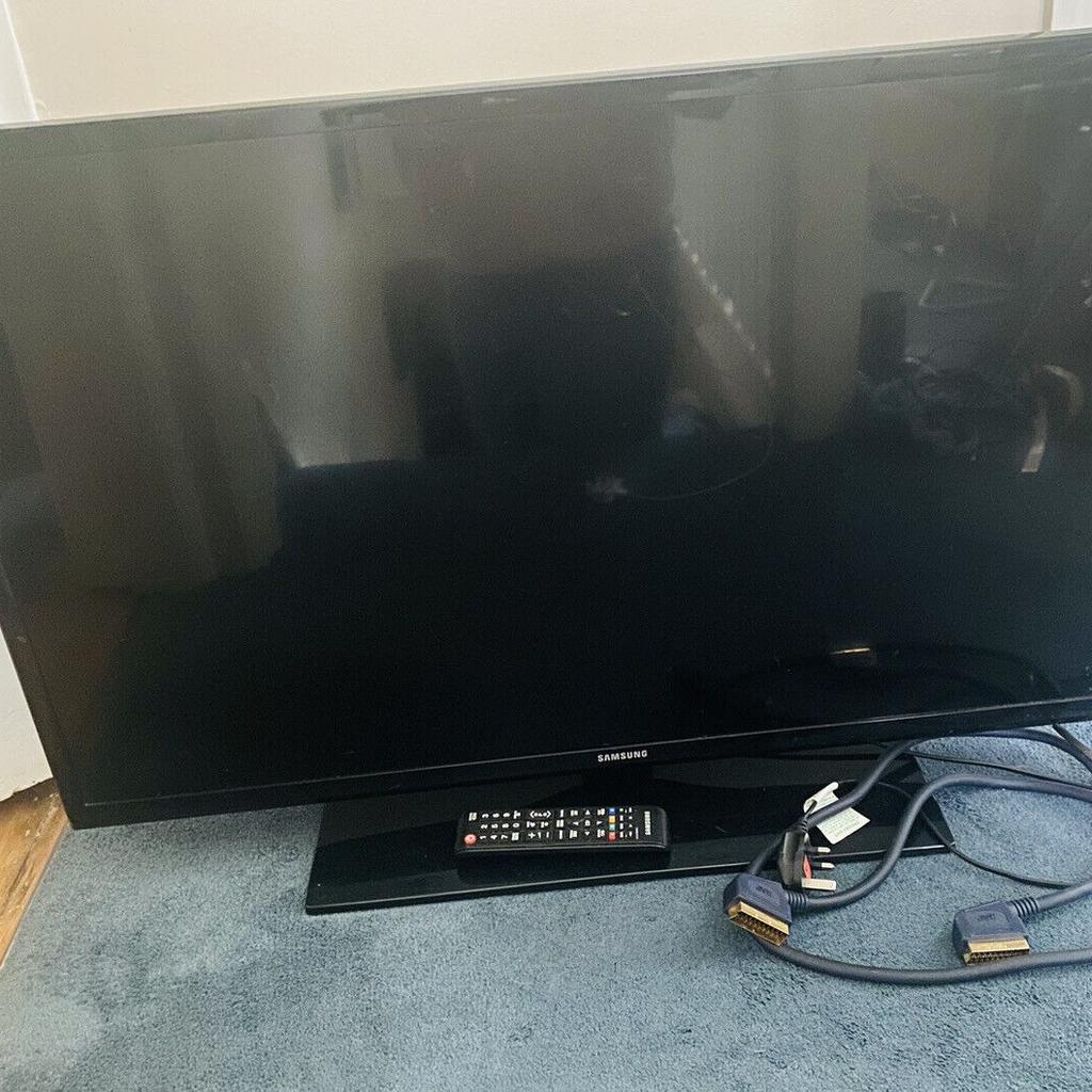 Excellent Condition with power adapter and remote. Can Deliver with 10 miles of London SE18 for £20

Samsung UA39EH5003 39 Inch Full HD 1080p LED LCD television. Highlights of the HDTV: vibrant colours for better images; a TV prepared for surges, lighting and humidity; bringing a full multimedia experience into your living room; discover a new reality in Full HD; watch movies from your USB; boost your savings and the environment; designed for maximum appeal; sharper images with LED backlight; new standard for motion clarity.

Brand	Samsung
Screen Size	39 inch
Resolution	Full HD (1920 x 1080)
Technology	LED
Refresh Rate	100 Clear Motion Rate
Contrast	Dynamic Contrast Ratio: Mega Contrast
Brightness	Micro Dimming
TV Tuner	DTV Tuner/Digital Cable Tuner/Analog Tuner
Sound	Dolby Digital Sound, 10W x 2 Sound Output (RMS)
Connectivity	2 HDMI, 1 USB, Component In (Y / Pb / Pr) x 1
Remote	Yes
Dimension	Set with Stand (W x H x D): 738 x 509.6 x 265mm
Other Features	Yes