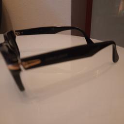 Zu verkaufen 
Sehr nette sonnen Brille 
Neu preis 219€ gewesen
ca halber jahr lag immer schublade ( Geschenk bekommen)
