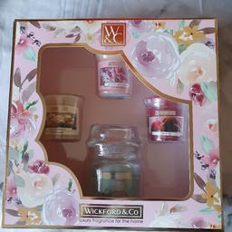 Includes 1 x 100g jar and 3 x 50g votive candles.
Brand new and still sealed. Perfect as a gift.